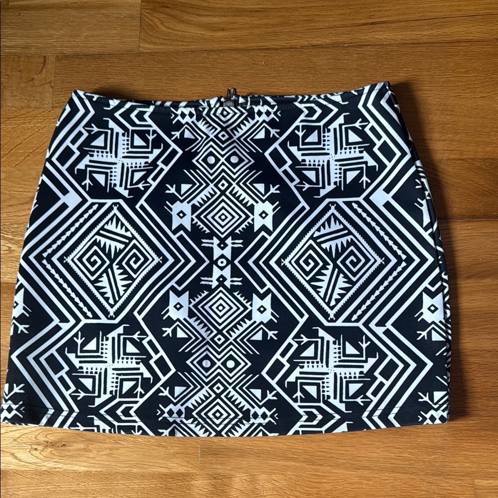 Vtg Y2K Geometric Black and White Mini Skirt